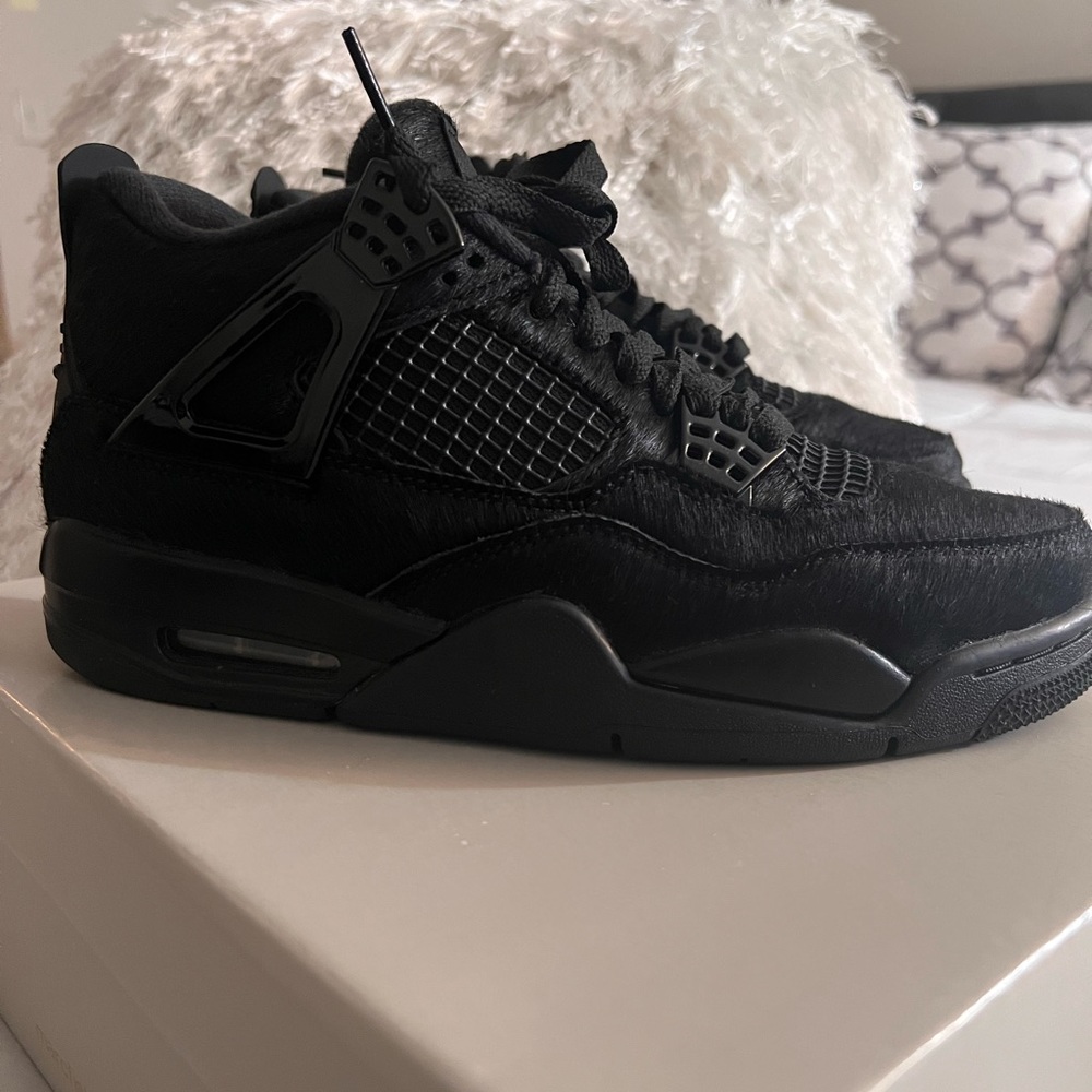LIKE NEW Air Jordan Retro 4 Black w/bovine fur